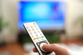 DVB-I: Neuer TV-Standard führt Empfangswege zusammen - DVB-I soll auch mehr Komfort bringen - etwa eine Senderliste für alle linearen Fernsehprogramme, ganz gleich über welchen Empfangsweg.