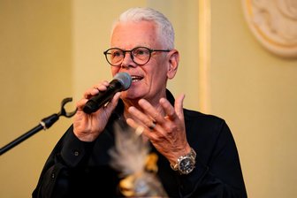 Ein Brückenbauer und die Stimme des Sports in Döbeln: „Ich habe immer versucht, eine Lösung zu finden“ - Am Mikrofon kennt man ihn, meist in den Döbelner Sporthallen. Am Montagabend wurde Michael Thürer beim Hauptausschuss des KSB unter stehenden Ovationen mit der Ehrenplakette ausgezeichnet.