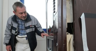 Reinhold Weigel am aufgebrochenen Getränkeautomaten