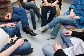 Einzel- oder Gruppentherapie: Was passt zu mir? - Soziale Dynamiken entstehen oft automatisch. Deshalb kann die Psychotherapie in der Gruppe auch Herausforderungen mit sich bringen.