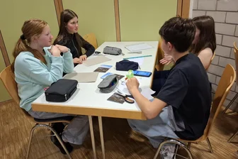 Elterntaxi für alle: Die überraschenden Parallelen deutscher und französischer Oberschüler - Die deutschen und französischen Schüler überlegen gemeinsam, wie ihr Haus aussehen könnte.