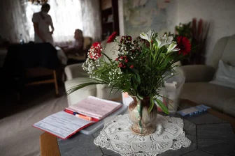 Erbschleicherei? So schützen Angehörige ihre Senioren - Ältere und pflegebedürftige Menschen, die keinen engen Draht mehr zur Verwandtschaft haben, sind besonders schlecht vor Erbschleicherei und anderen Arten von Manipulation geschützt.