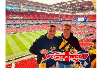 Erst in Wembley, dann Aufstiegsparty: Lunzenauer Vereinschef zwischen Champions-League-Finale und Mittelsachsenklasse - Samstagabend in Wembley: Der Lunzenauer Vereinschef Tommy Haeder (l.) war mit Franz Gebhart beim Finale der Champions League zwischen Borussia Dortmund und Real Madrid (0:2) dabei. Der Sonntag war in der Heimat dann erfolgreicher.
