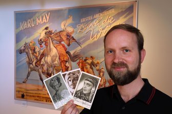 Filmhelden von 1936: Karl-May-Haus Hohenstein-Ernstthal zeigt Ausstellung zu „Durch die Wüste“ - Museumschef Marian Bertz mit Autogrammkarten aus der neuen Kabinettausstellung.