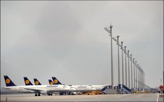 Flüghäfen in fünf Städten ab sofort vorläufig wieder geöffnet - Der Luftraum über Deutschland bleibt wegen der Aschewolke bis 20.00 Uhr geschlossen. Bei Fluggesellschaften wächst der Unmut, dass der Luftraum über Europa nur aufgrund von Mutmaßungen zur Belastung mit Aschestaub geschlossen bleibt. Das Foto zeigt Lufthansa-Maschinen in München.