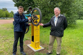 Frische Luft, platte Reifen, schnelle Hilfe: Radservice in Lunzenau und Rochlitz - Markus Löffler (l.) vom ADAC und Uwe Buttgereit vom Rochlitzer Bauamt.