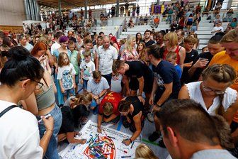 Gehänselt und verprügelt: Glauchau setzt Zeichen gegen Mobbing - Auf einem Anti-Mobbing-Plakat durfte unterschreiben, wer will. Der Andrang war groß.