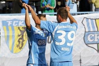 Generalprobe geglückt - Chemnitzer FC besiegt Newcastle United - Maik Kegel gratuliert Anton Fink zu seinem Tor.
