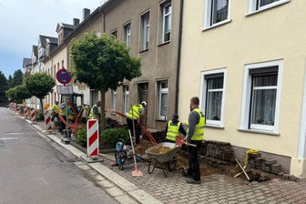 Glasfaser in Geringswalde: So geht der Ausbau weiter - In der Innenstadt werden Glasfaserkabel in etwa 60 Zentimeter Tiefe verlegt.