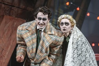 Haifisch zeigt Zähne: Starke neue "Dreigroschenoper" am Winterstein-Theater! - Überzeugend wie das gesamte Ensemble: Benedict Friederich als Macheath und Nadja Schimonsky als Polly Peachum.