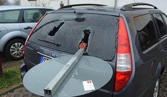 Heckscheiben und Spiegel zertrümmert -
<p class="artikelinhalt">Nach dem nächtlichen Werk: Verkehrsschilder steckten am Samstagmorgen nicht nur bei diesem Ford in der Heckscheibe. </p>