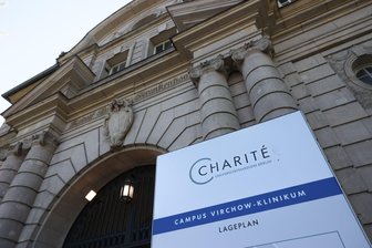 Herzspezialist muss nach Patiententod erneut vor Gericht - Herzspezialist der Charité muss nach dem Tod zweier Patienten erneut vor Gericht. (Archivbild)