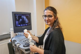 In Flöha gibt es eine neue Hausärztin: „Wie ein Sechser mit Zusatzzahl“ - Allgemeinmedizinerin Michaela Koreng ist ab 1. November in der Hausarztpraxis an der Augustusburger Straße in Flöha im Einsatz. Sie bietet auch Ultraschalldiagnostik an.