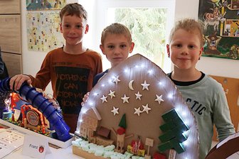 Junge Erzgebirge bauen Schwibbögen mit Rumpelstilzchen und FC Bayern München - Franz, Ares und Thorin (v. l.) aus der Awo-Kindertagesstätte „Weg ins Leben" an der Grundschule Johanngeorgenstadt haben Schwibbögen gebastelt, auch mit Rumpelstilzchen-Motiv.