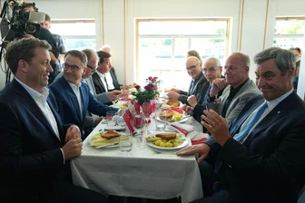 Koalition startet in entscheidende Reformphase - Bei der SPD-Spargelfahrt probten die Koalitionäre schon mal für das Spitzentreffen im Kanzleramt.