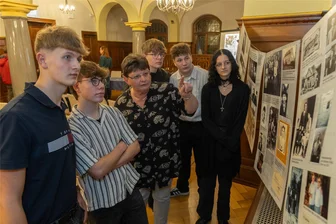 Kulturtage: Welche Spuren hat das jüdische Leben in Falkenstein hinterlassen? - Lehrerin Martina Wohlgemuth (3. von links) hatte die Beschäftigung mit dem jüdischen Leben in Falkenstein angeregt. Sie sah sich mit den Schülern Hugo Rau, Max Klinger, Cedric Dreßel, Pascal Schmidt und Alina Krauß dazu die Ausstellung im Rathaus an.