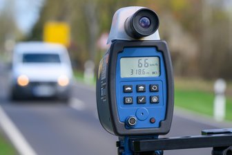 Mit Tempo 136 statt der erlaubten 100 in Zwickau in Polizeikontrolle gerast - Die Polizei hat um Zwickau die Fahrgeschwindigkeiten kontrolliert.
