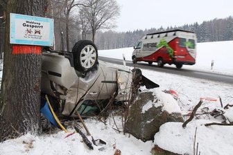 Bei einem Unfall zwischen Naundorf und Grillenburg ist am Montag eine Renault-Fahrerin schwer verletzt worden.