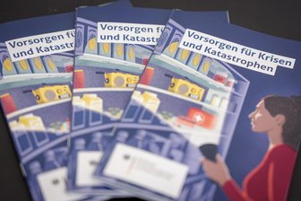 Neuer Ratgeber boomt: Das ist im Ernst- und Katastrophenfall zu tun - Der neue Ratgeber „Vorsorgen für Krisen und Katastrophen“ gibt Bürgerinnen und Bürgern praxisnahe Empfehlungen – von Vorratshaltung und Warnsystemen bis zum Umgang mit Desinformation und psychischen Belastungen. Die Broschüre ist stark nachgefragt.