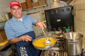 Neues indisches Restaurant in Olbernhau: Wie ein Wrestler über die Liebe ins Erzgebirge fand - Zora Singh beim Zubereiten eines Chicken Mango Curry im neuen Restaurant „Singh“ in Olbernhau.