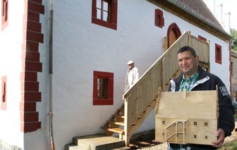 Lutz Kretzschmar mit einem Modell des Klosters Frankenhausen