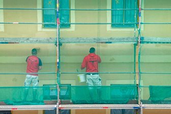 NS-ähnliche Symbolik auf Baustelle in Freiberg: Staatsschutz ermittelt - Die beiden Maler bei Fassadenarbeiten an der Freiberger Prüferstraße. Ein irritierter Leser fotografierte die Szene und schickte die Bilder an die „Freie Presse“.