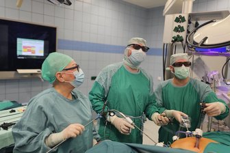 Patientenforum in Niederwiesa: Vortrag zum Thema „Diagnose Darmkrebs“ - Oberarzt Dr. med. Stefan Wehrmann (M.) bei einer Rektum-Operation in dreidimensionaler OP-Technik.