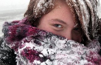 RATGEBER: Was gegen die Kälte hilft - Rotgefrorene Nasen, kalte Füße und Gänsehaut: Der Winter hat mit Schnee und Minusgraden endgültig Einzug gehalten in Deutschland. Wer ein paar einfache Tipps beherzigt, kann jedoch jeder Kältewelle trotzen.