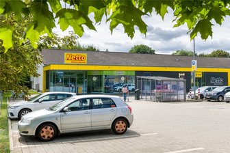 Schläger von Olbernhau soll länger im Gefängnis bleiben - Im und vor dem Netto-Markt in Olbernhau an der Blumenauer Straße schlug der Angeklagte drei Männer zusammen.