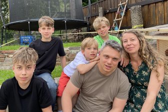 Schwäbische Familie siedelt ins Vogtland über: Fünf Argumente für den Neuanfang im Osten - Fühlen sich im Vogtland willkommen. Inna und Frank Bosshart mit ihren Söhnen Joshua, Micha, Mattheo und Jakob (von links) im Garten ihres neuen Zuhauses in Lengenfeld.