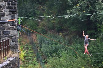 Staumauer als Anker und Kletterwand: Slackliner laden zu Chemnitzer Talsperre - Von der Staumauer der Talsperre Euba führen Highlines in den Wald. Diese Routen sind jenen Besuchern vorbehalten, die das Slacklinen beherrschen – so wie Jörg Schaarschmidt.