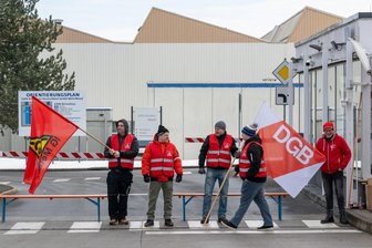 Streik bei GKN in Mosel beendet: Mitarbeiter erhalten hohe Abfindungen - Die Belegschaft des Gelenkwellenwerks ist am Montagmorgen in einen unbefristeten Streik getreten. Damit wehren sich die Beschäftigten gegen die geplante Schließung des Standortes mit 835 Mitarbeitern. Der Automobilzulieferer GKN Driveline hatte Mitte Januar bekanntgegeben, das Werk im Zwickauer Ortsteil Mosel auf absehbare Zeit zu schließen.