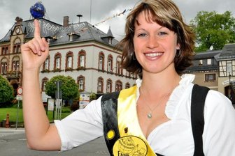 Vogtländer feiern am Mittelpunkt der Welt - Geraldine Taubner ist Mitglied der Erdachsendeckelscharnierschmiernippelkommission. Die wacht seit jeher über das Erdachsen-Brauchtum, das die Vogtlandstadt als Mittelpunkt der Welt sieht. Der Globus auf dem Rathausdach lässt daran auch keinen Zweifel.