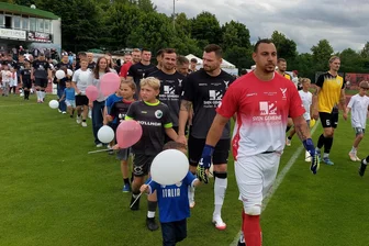 Vogtland-Auswahl gegen Chemnitzer FC: Diese 20 Amateurfußballer fordern die Profis heraus - Das Foto von 2025 zeigt die Vogut-Vogtland-Auswahl (schwarze Trikots) beim Einlaufen vor dem Freundschaftsspiel gegen den VFC Plauen.