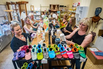 Von der Blumenhandlung zum Geschenkeladen: Erzgebirgerinnen beleben Geschäft in bester Lage - Am Samstag geht‘s offziell los mit dem neuen Geschenkeladen in der Herrenstraße 1 in Stollberg. Corina Tittmann (von links nach rechts), Tabea Woyke, Doreen Woyke, Kathrin Gerber, Jessica Gerlich und Anett Oesterreich bereiteten in dieser Woche alles vor für den Start. Sie werden im Team die Öffnungszeiten abdecken.