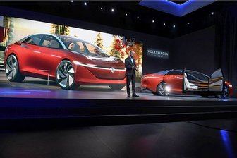 VW-Zukunft aus der Region - Ganz ohne Lenkrad, Bremse und Gaspedal, dafür mit allen elektronischen Helferlein mit Sprach-und Gestensteuerung: Herbert Diess, Markenvorstand von VW, präsentierte in Genf den VW I.D. Vizzion.