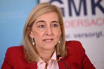 Warken plant mehr Einsparungen für stabile Kassenbeiträge - Ministerin Warken hebt das Sparziel für stabile Kassenbeiträge an.
