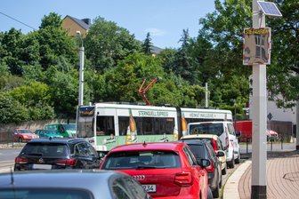 Wegen Raserei: Stadt Plauen bringt Geschwindigkeitstafel in Reusa an - Unübersichtlich geht es an der Kurve von der Röntgenstraße in Richtung Reusa zu.