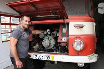 Wenn die Feuerwehr durchs Dorf zieht: Blankenhain feiert 160 Jahre mit großem Festumzug - Wehrleiter Benjamin Gerstner macht den historischen Robur LO für das Jubiläum fit.