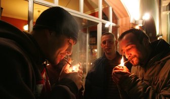 Wirte drehen blauem Dunst den Hahn ab - <p class="artikelinhalt">„Zum Rauchen raus!“, heißt es seit Freitag auch im Bierlokal „Paula“ am Schumanndenkmal. Hendrik Fuchs (links) und Uwe Winkel aus Zwickau hielten sich am Samstagabend daran – bei Außentemperaturen, die knapp über dem Gefrierpunkt lagen. </p>