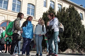 Schülergruppe vor der Mittelschule Olbernhau