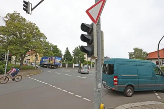 Zwickau: Ampel an Kreuzung Werdauer Straße/Goethestraße wird später barrierefrei - Der barrierefreie Umbau der veralteten Ampel an der Goethestraße wurde auf 2027 verschoben.