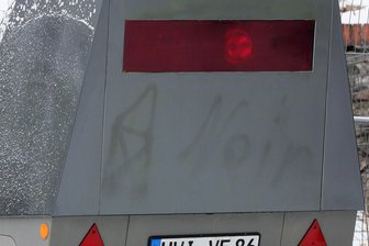 Zwickauer Superblitzer erneut besprüht - Der städtische Enforcement-Trailer ist seit einem Jahr immer mal wieder im Einsatz und wurde mehrfach Ziel von Attacken, hier im Januar.