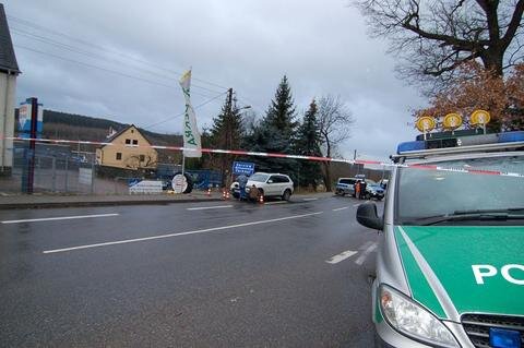 <p>
	In Flöha stiegen beide schließlich an der B 173 nahe der Schillerschule aus dem Wagen. Der Fahrer, der bereits im Auto eine Kopfverletzung erlitten hatte, schoss mehrfach mit einer Pistole auf seinen Widersacher ein.</p>
