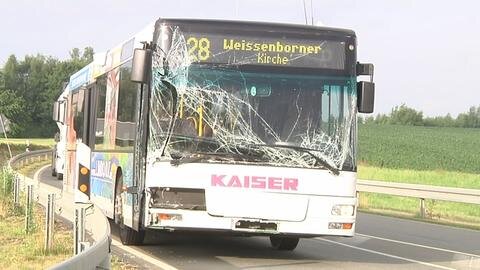 <p>
	Auf der Gewerbestraße in Mülsen St. Jacob sind am Montagfrüh ein Bus und ein Laster zusammengestoßen.&nbsp;</p>
