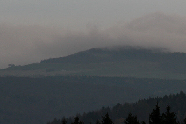 Der Nebel aus Böhmen ist den Bewohnern des Erzgebirgskamm nur allzu vertraut. Dieses Bild entstand am 25. Oktober und zeigt, wie eine Inversionswetterlage bei Olbernhau den böhmischen Nebel über den Kamm trägt.