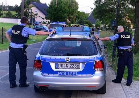 <p>
	Der Vater des Opfers hatte gegen 19.00 Uhr die Polizei alarmiert, da sein Schwiegersohn auf dem Grundstück im Ortsteil Seifersbach um sich schoss.</p>
