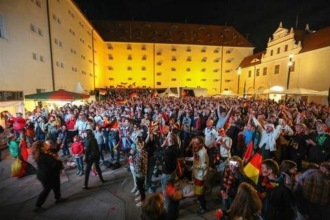 <p>
	Noch einmal Freiberg: Tausende Fans zog es zum Schloss Freudenstein.</p>
