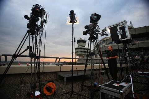 <p>
	Fotografen und Kamerateams warten in den frühen Morgenstunden am Dienstag auf die Ankunft der Nationalmannschaft am Flughafen Berlin-Tegel.</p>
