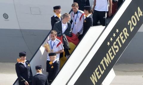 <p>
	Kapitän Philipp Lahm steigt als erster Spieler mit dem WM-Pokal aus dem Flugzeug.</p>
